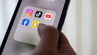 Auf Social-Media-Plattformen werden Jugendliche immer wieder zu sogenannten Challenges aufgefordert. (Symbolbild)  (Foto: Alicia Windzio/dpa)