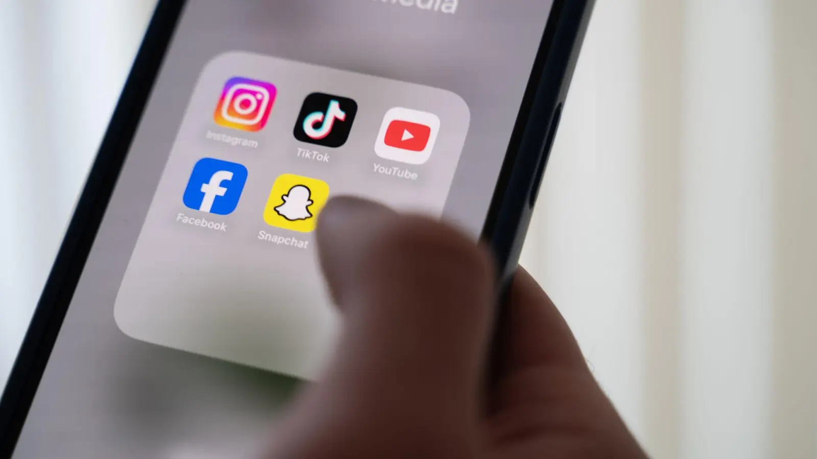 Auf Social-Media-Plattformen werden Jugendliche immer wieder zu sogenannten Challenges aufgefordert. (Symbolbild)  (Foto: Alicia Windzio/dpa)