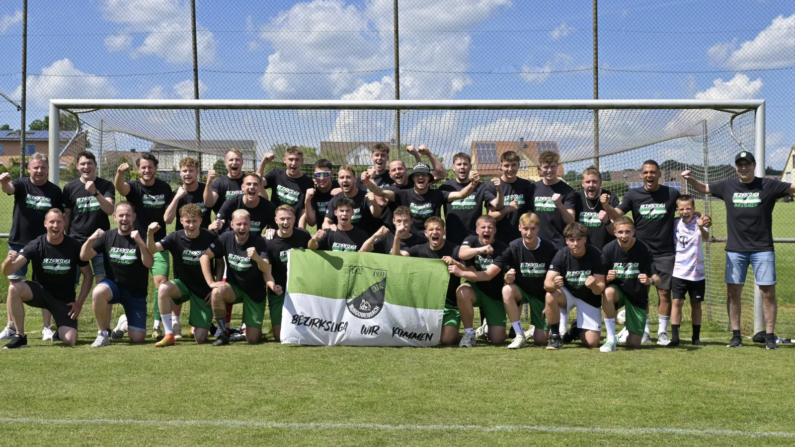 Kreisliga-Meister FC/DJK Burgoberbach, oben von links: Jochen Blatt (Abteilungsleiter), Manuel Soldner, Michael Weiß, Marc Härterich, Pascal Blomeyer, Jan Leopoldseder, David Buckel, Lukas Engelhard, Patrick Frank, Tom Forster, Christian Strohhofer, Gianni Böttcher, Mert Aydin, Fynn Rögele, Jonas Härterich, Christian Ramold (Spielleiter), Duane Collins (Trainer) mit Sohn Coby und Rainer Böckler (2. Abteilungsleiter). Unten von links: Peter Herboldsheimer, Christoph Kowalski, Paul Ammon, Lukas Heidingsfelder, Daniel Gögelein, Lennart Reinsch, Veit Eyrisch, Simon Unger, Simon Jung, Theo Eyrisch, Nico Potempa und Maximilian Böhmländer. (Foto: Martin Rügner)