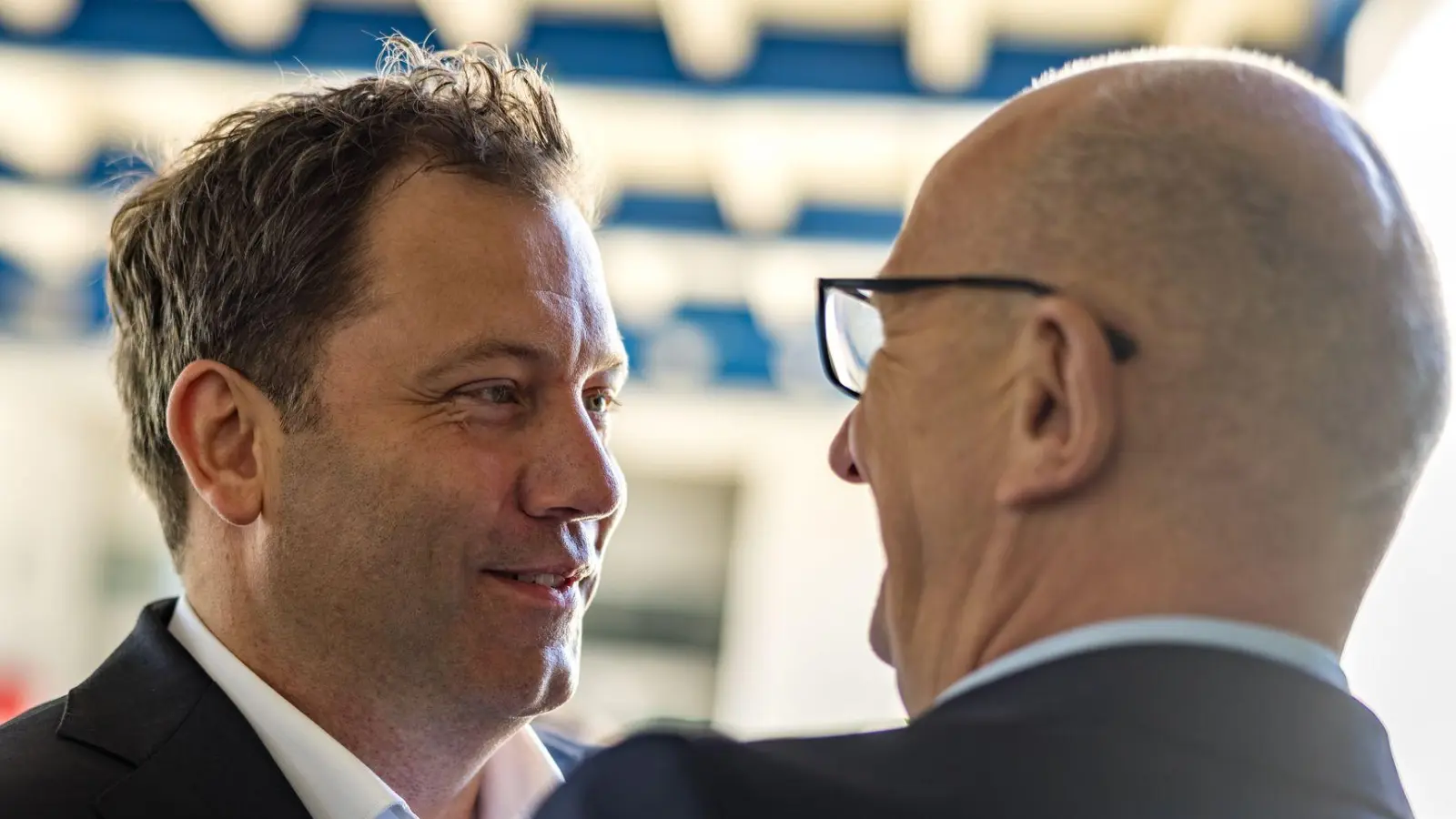 SPD-Chef Lars Klingbeil dringt auf die Prüfung eines AfD-Verbotsverfahrens. Hier im Gespräch mit Dietmar Woidke (r), Brandenburgs Ministerpräsident und SPD-Landesvorsitzender. (Foto: Frank Hammerschmidt/dpa)