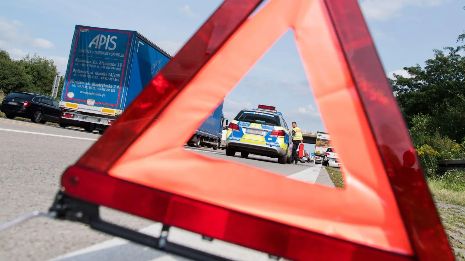 Unfallszenario landet vor Gericht: Ein Lkw will nach rechts einscheren, der Pkw gibt Gas - wer hat Schuld am Crash auf der Autobahn? (Foto: Julian Stratenschulte/dpa/dpa-tmn)