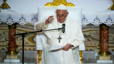„Menschen, die zu ertrinken drohen, wenn sie auf den Wellen ausgesetzt werden, müssen gerettet werden“, mahnt Papst Franziskus. (Foto: Daniel Cole/AP/dpa)