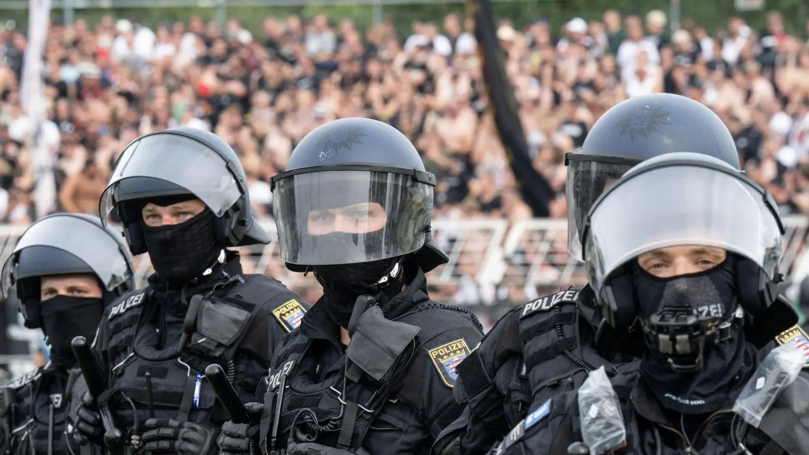 Die Polizei sicherte die Lage im Stadion. (Foto: Hendrik Schmidt/dpa)