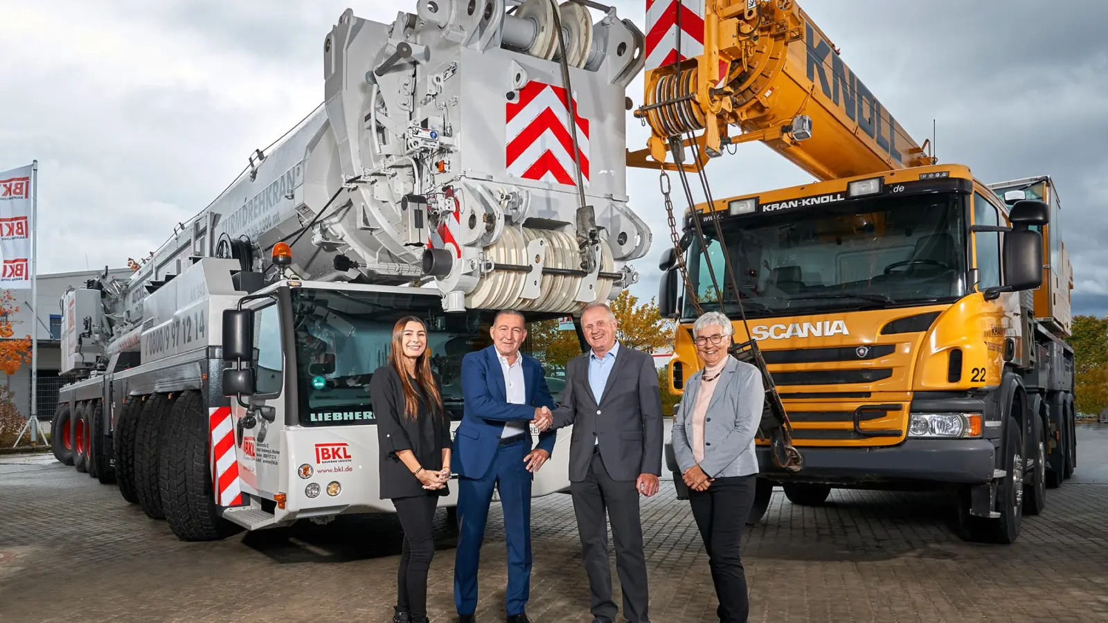 Die Knoll GmbH wird Teil der BKL Baukran Logistik GmbH. Das Foto zeigt (von rechts) Marlene und Hans-Peter Knoll mit den BKL-Inhabern Nicolette und Alexander Volz. (Foto: BKL Baukran Logistik GmbH / Christoph Vohler)