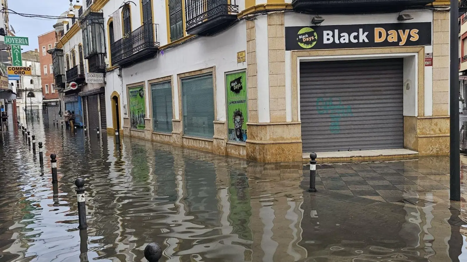 In der Stadt Algeciras setzte das Sturmtief „Adam“ viele Straßen unter Wasser. (Foto: Nono Rico / Europa Press/EUROPA PRESS/dpa)