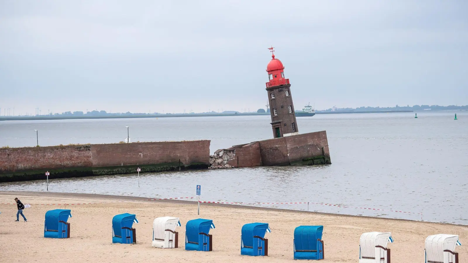 Der schiefe Moleturm von Bremerhaven. (Foto: Sina Schuldt/dpa)