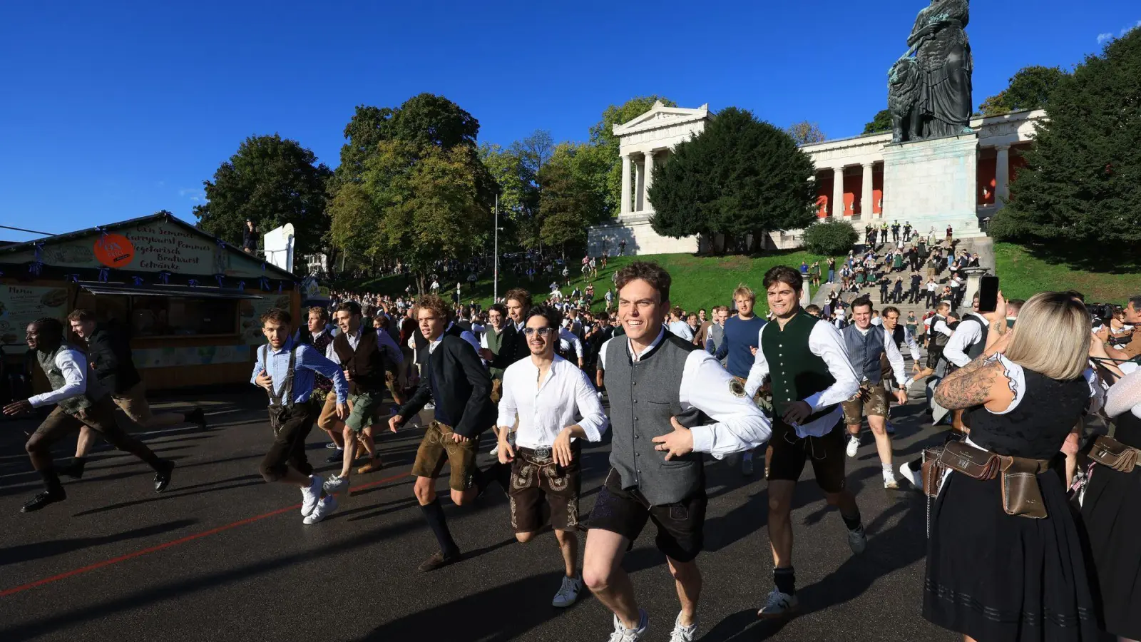Los geht's! Wer sichert sich die besten Plätze zum Wiesn-Auftakt? (Foto: Karl-Josef Hildenbrand/dpa)