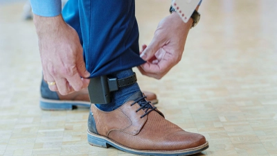 Die elektronische Fußfessel soll bei gewalttätigen Ex-Partnern oder Angehörigen ein Signal senden, wenn sich der Täter - bewusst oder unbewusst - dem Opfer nähert. (Symbolbild) (Foto: Andreas Arnold/dpa)