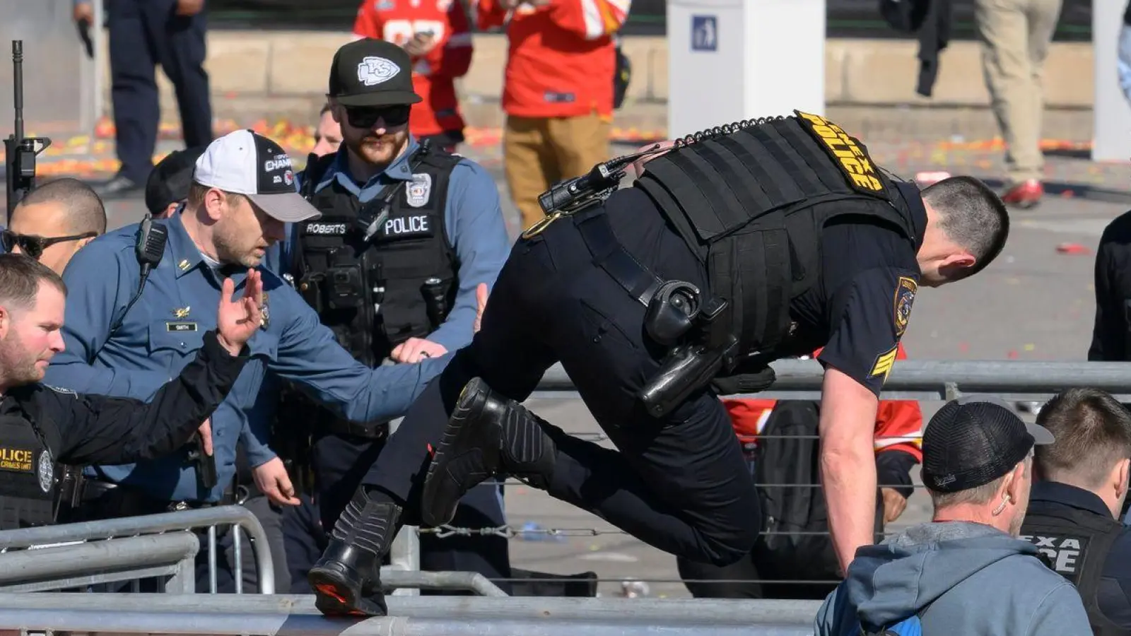 Polizeieinsatz in Kansas City: Bei der Siegesparade der Super-Bowl-Sieger sind Schüsse gefallen. (Foto: Reed Hoffmann/AP/dpa)