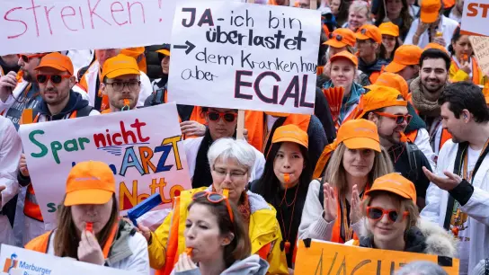 Teilnehmerinnen und Teilnehmer des Warnstreiks in München. (Foto: Sven Hoppe/dpa)