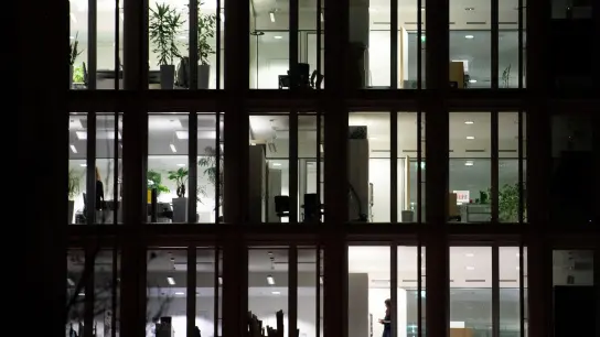 Hell beleuchtete Arbeitszimmer, aber die meisten Plätze sind schon leer. In vielen Büros wird so Energie verschwendet. (Foto: Sebastian Gollnow/dpa/dpa-tmn)