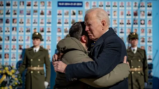 US-Präsident Joe Biden und sein ukrainischer Amtskollege Wolodymyr Selenskyj umarmen sich zum Abschied an der Gedenkmauer für die gefallenen Verteidiger der Ukraine. (Foto: Uncredited/Ukrainian Presidential Press Office/AP/dpa)