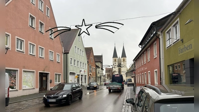 Mehr Sicherheit für schwächere Verkehrsteilnehmer: Darauf zielt der Antrag ab, in der Vorderen Gasse in Herrieden Tempo 30 zu etablieren. (Foto: Florian Pöhlmann)