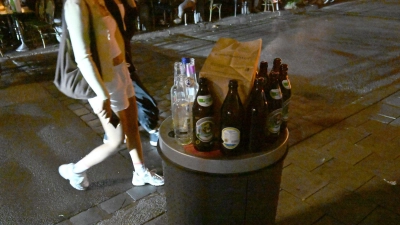 Die Richter befassen sich mit einem Verbot der Stadt München. Demnach darf ein Gastronom nach 22.00 kein Flaschenbier zum Mitnehmen mehr verkaufen.  (Foto: Felix Hörhager/dpa)