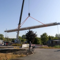 Der Kran hob das Brückenstück auf die vorgesehenen Pfeiler. (Foto: Alexander Rausch)