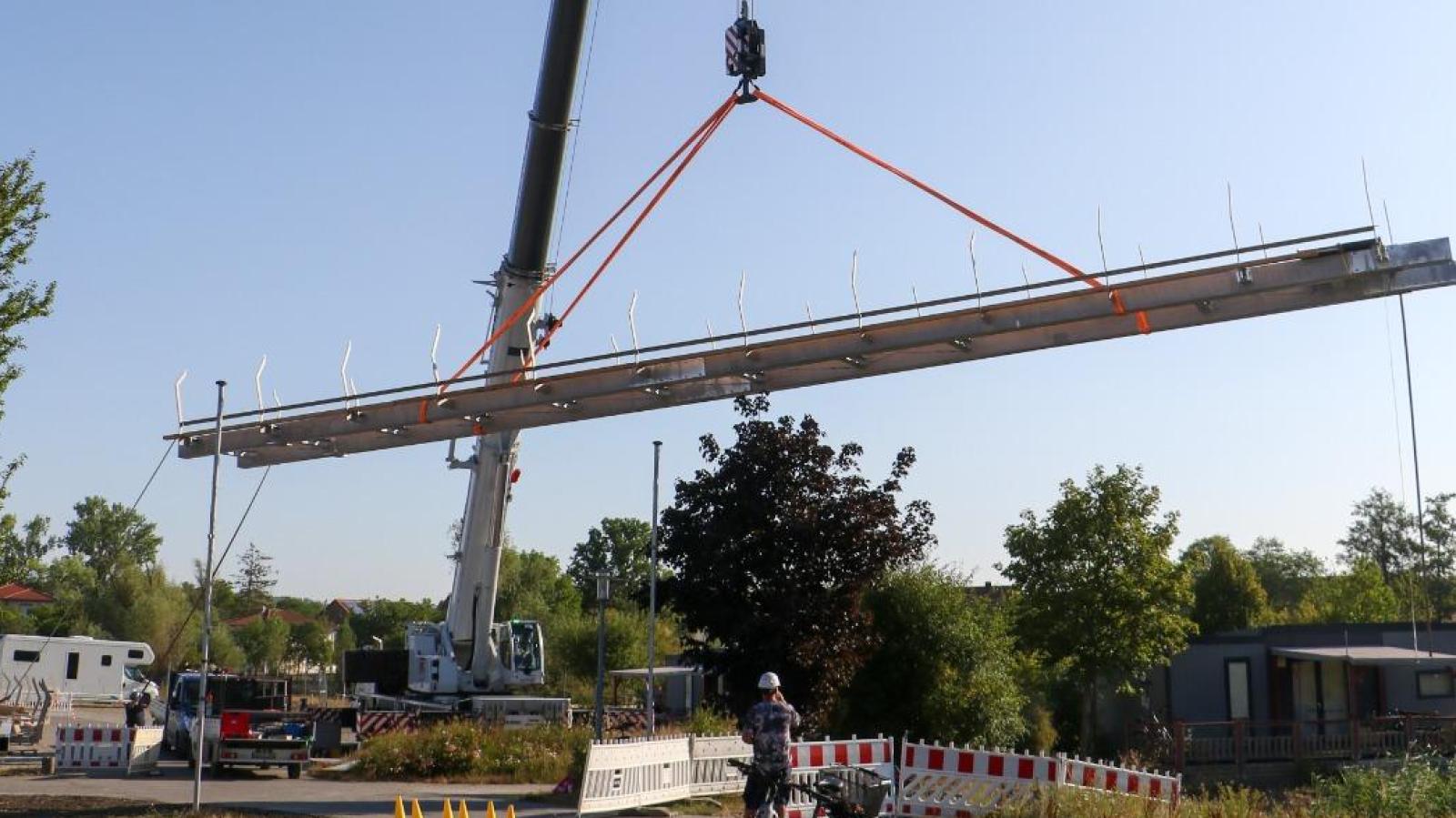 A bridge is being flown in for the 2027 State Garden Show in Bad Windsheim ...