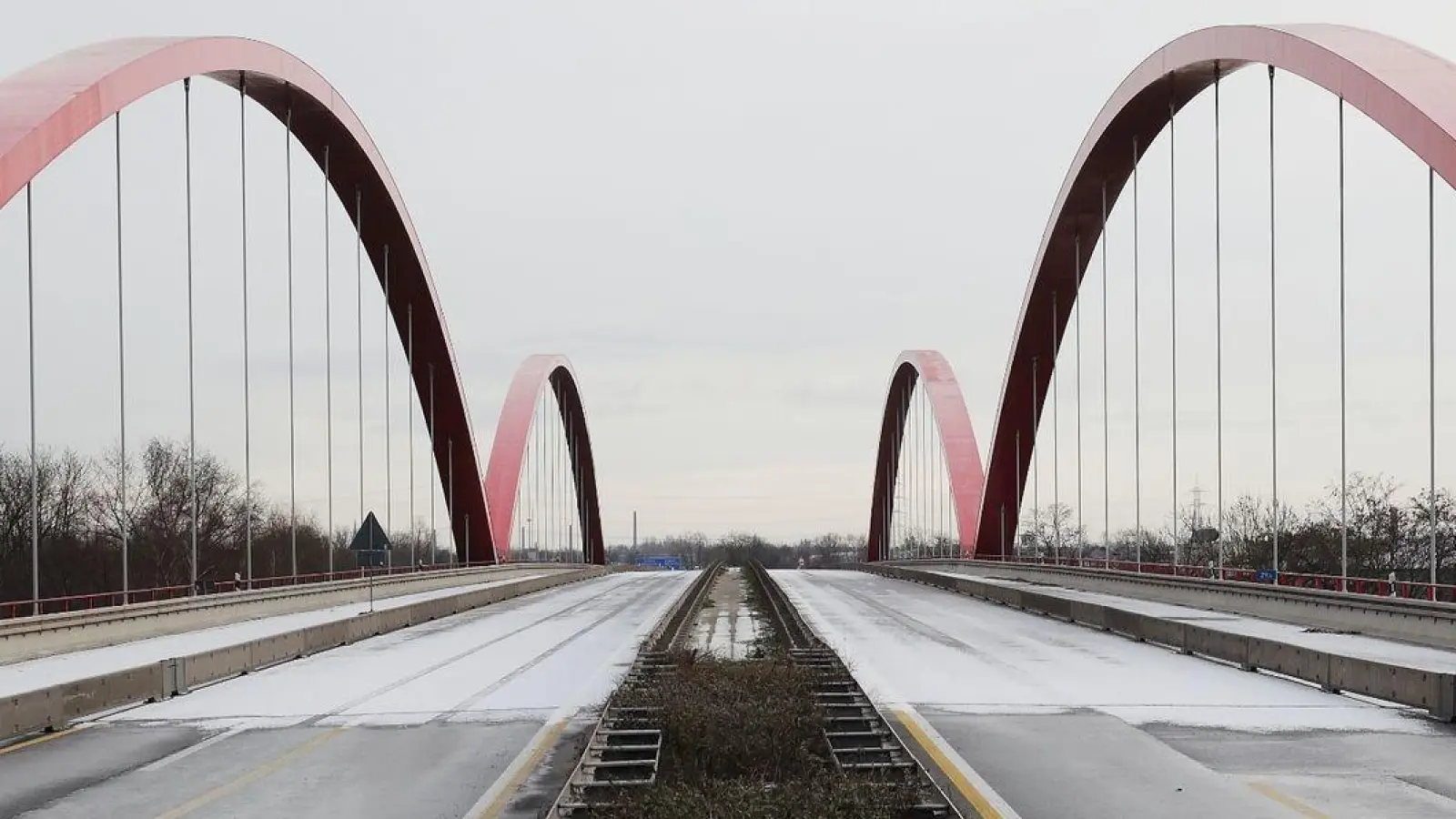 Die Brücke der Bundesautobahn auf der A42 über den Rhein-Herne Kanal ist wegen Brückenmängel in beide Richtungen gesperrt. (Foto: David Young/dpa)