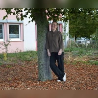 Barbara Fischer neben dem großen Baum im Tiny Forest – einem im Wachsen begriffenen Mini-Wäldchen vor dem Job-Center, in dem vergangenes Jahr 600 Bäume der verschiedensten Arten gepflanzt wurden. Natur und Kühlung inmitten der Stadt und ein kleines Testlabor, um sehen zu können, welche Bäume mit dem veränderten Klima am besten zurechtkommen – eines ihrer Lieblingsprojekte.  (Foto: Patrick Lauer)