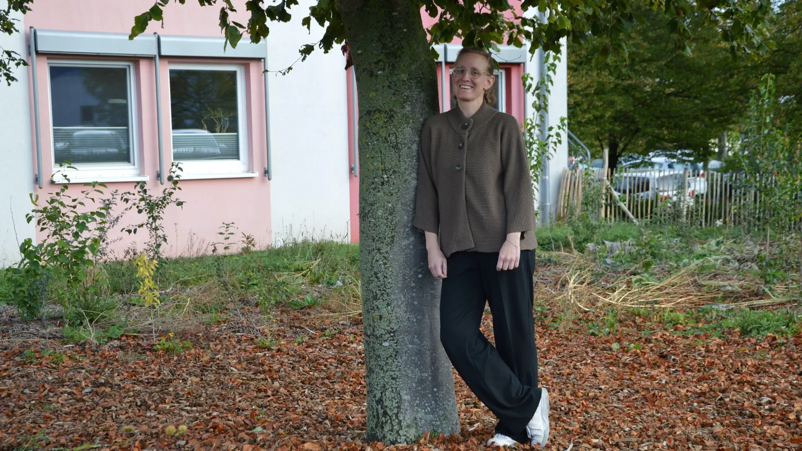 Barbara Fischer neben dem großen Baum im Tiny Forest – einem im Wachsen begriffenen Mini-Wäldchen vor dem Job-Center, in dem vergangenes Jahr 600 Bäume der verschiedensten Arten gepflanzt wurden. Natur und Kühlung inmitten der Stadt und ein kleines Testlabor, um sehen zu können, welche Bäume mit dem veränderten Klima am besten zurechtkommen – eines ihrer Lieblingsprojekte.  (Foto: Patrick Lauer)