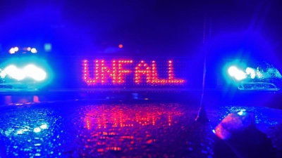 Die Fußgängerin wurde am Montagmorgen auf einer Straße im Landkreis Regensburg von einem Auto erfasst. (Symbolbild) (Foto: Stefan Puchner/dpa)