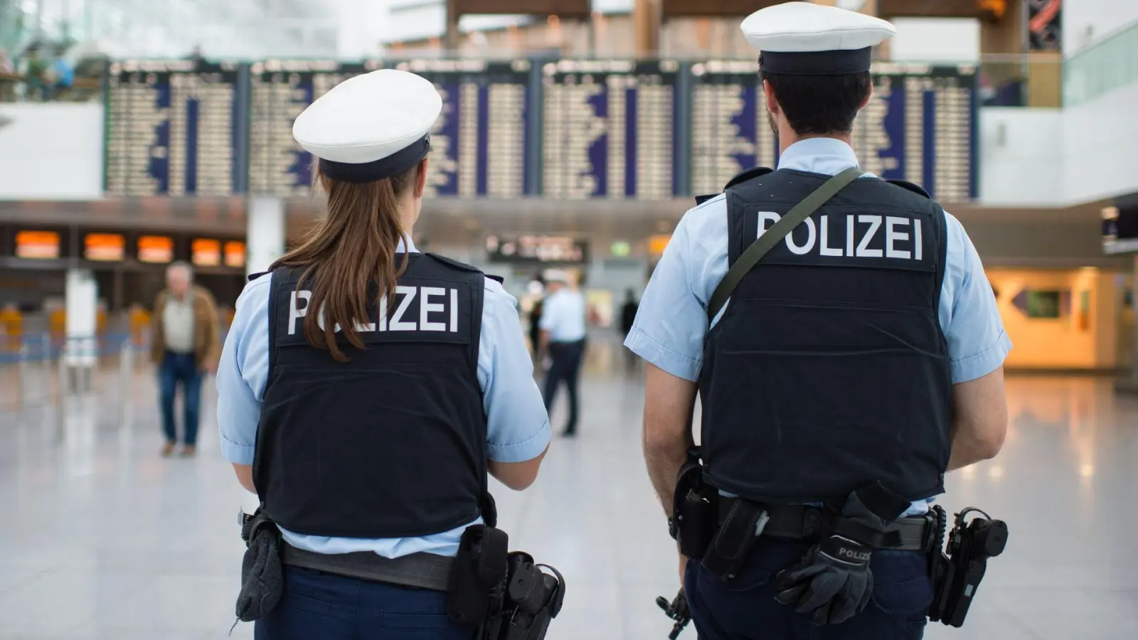 Nach einem Hinweis aus der Schweiz hat die Bundespolizei am Münchner Flughafen bei der Einreise einen wegen Millionenbetrugs international gesuchten Passagier festgenommen. (Symbolbild) (Foto: picture alliance / dpa)