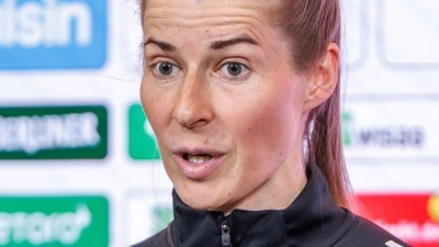 Union Berlins Cheftrainerin Marie-Louise Eta spricht bei einer Pressekonferenz.  (Foto: Andreas Gora/dpa)