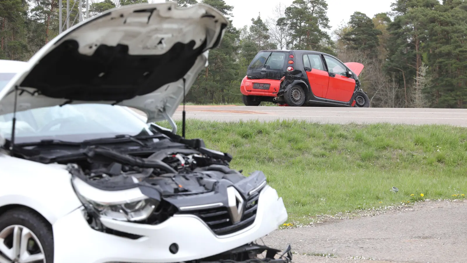 Die Fahrerin des roten Pkw (im Hintergrund) hatte den weißen Wagen nach Angaben der Polizei an der Kreuzung übersehen. (Foto: NEWS5 / Markus Zahn)