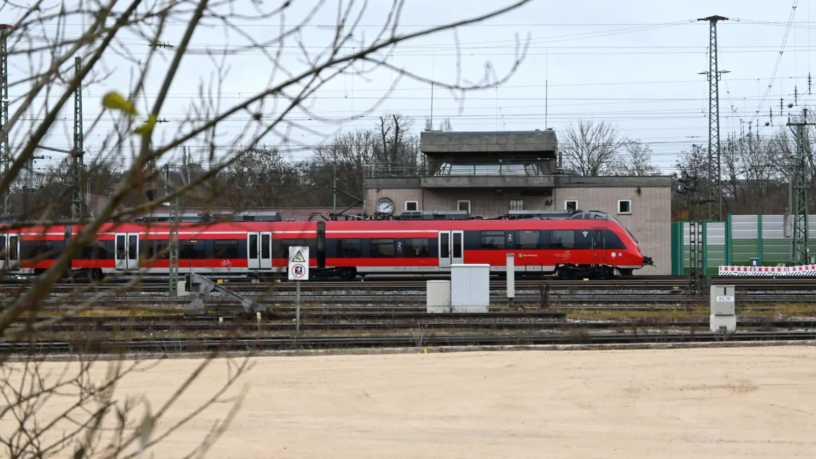 Das Stellwerk in Ansbach besteht seit den 1960ern. Nun wird es durch ein Elektronisches Stellwerk ersetzt. (Foto: Johannes Hirschlach)