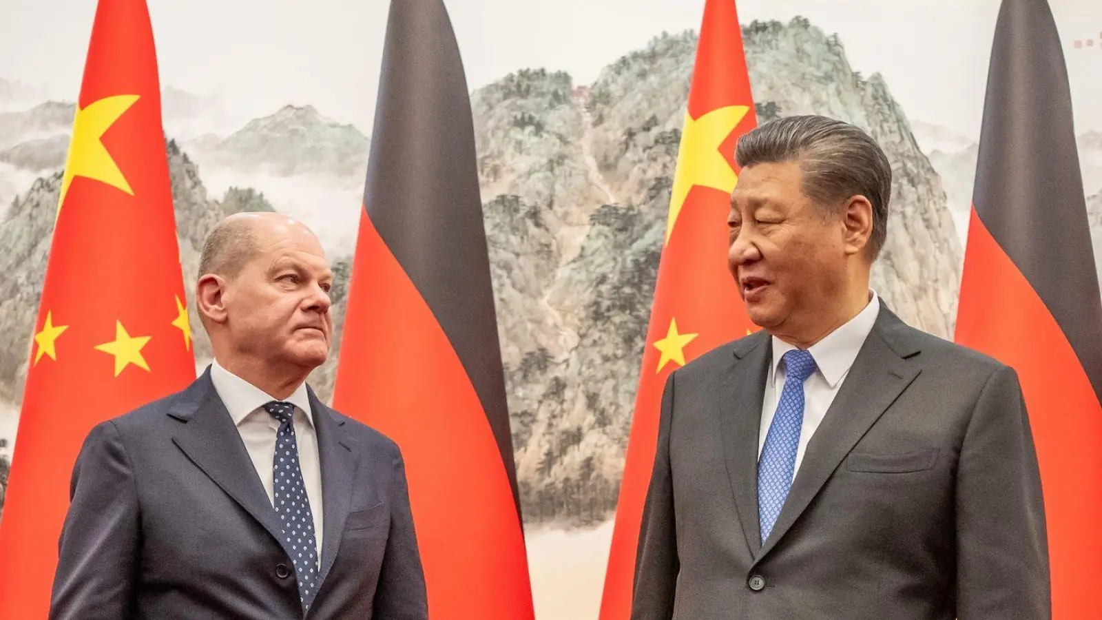 Bundeskanzler Olaf Scholz wird von dem chinesischen Staatspräsidenten Xi Jinping im Staatsgästehaus empfangen. (Foto: Michael Kappeler/dpa)