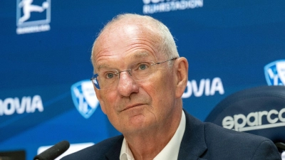 Bochums Vorstandsvorsitzender Hans-Peter Villis bei einer Pressekonferenz. (Foto: Bernd Thissen/dpa)