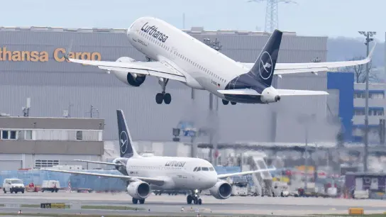 Eine Passagiermaschine der Lufthansa startet vom Flughafen Frankfurt. (Foto: Boris Roessler/dpa)