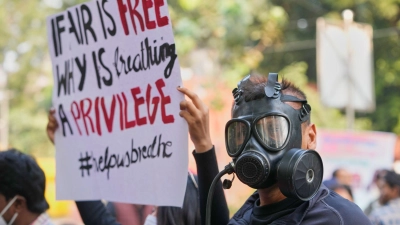 Nur mit Gasmaske: In Neu-Delhi in Indien wird demonstriert, weil die Regierung zu wenig gegen die Luftverschmutzung tut. (Foto: Manish Swarup/AP/dpa)