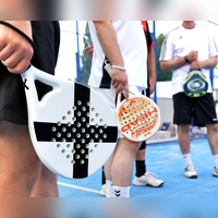 Padel ist ein fitnessfördernder Teamsport, doch Anfänger sollten die Belastung langsam steigern. (Foto: Britta Pedersen/dpa/dpa-tmn)