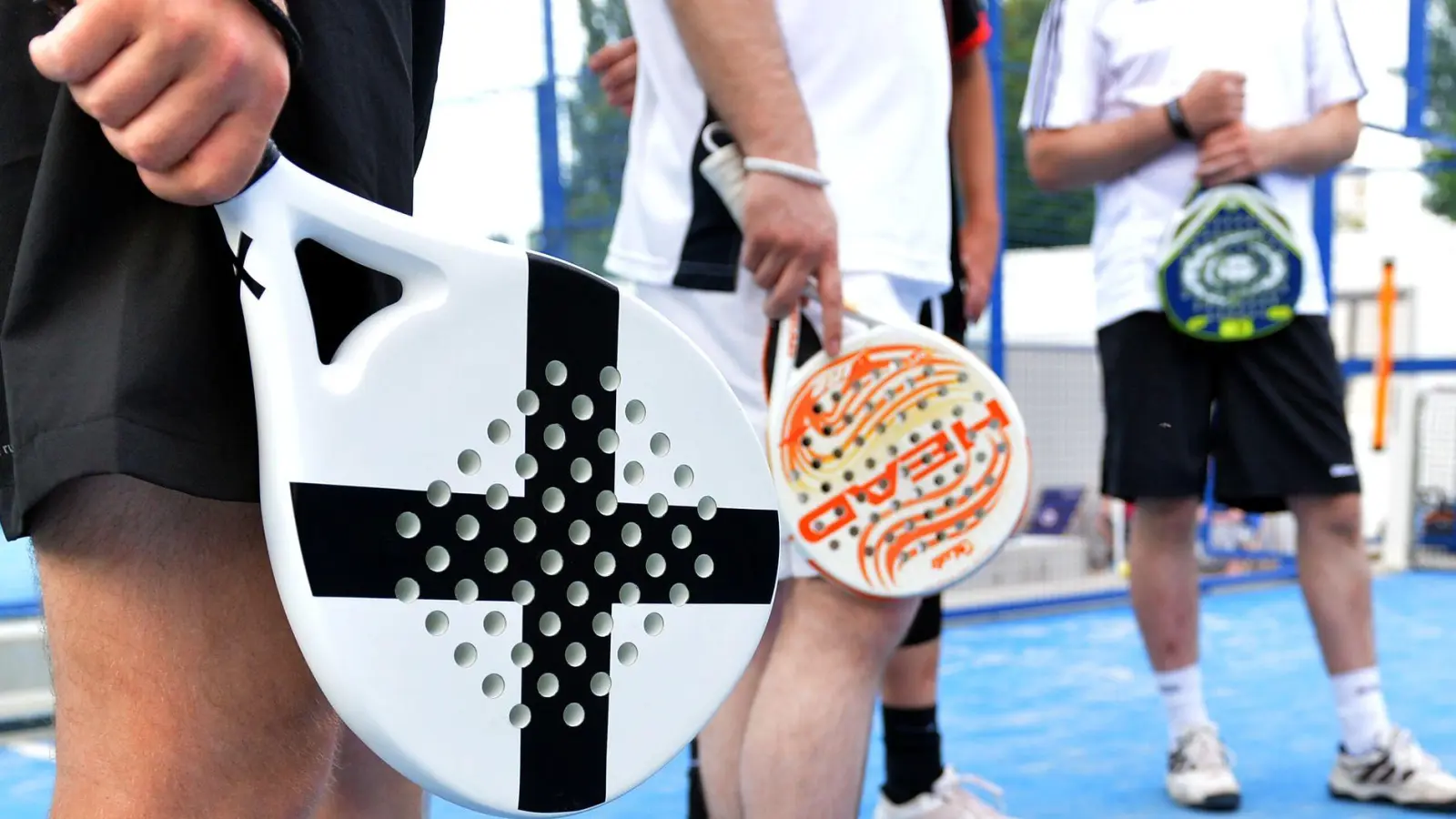 Padel ist ein fitnessfördernder Teamsport, doch Anfänger sollten die Belastung langsam steigern. (Foto: Britta Pedersen/dpa/dpa-tmn)