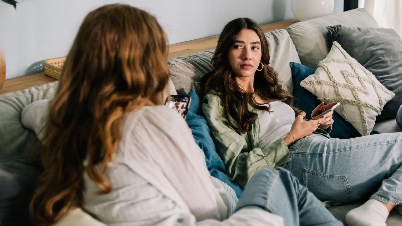 Hört die Freundschaft auf, wenn es ums Geld geht? Das kommt ganz darauf an. Wer feste Regeln für Leihen festlegt, fährt im Zweifel besser. (Foto: Zacharie Scheurer/dpa-tmn)