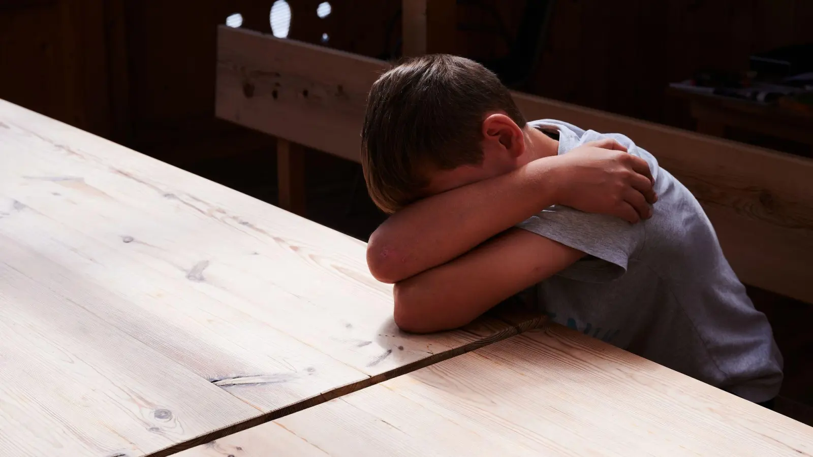 Viele Kinder sind einsam - umso öfter, wenn sie getrennte Eltern haben oder die Familie wenig Geld hat. (Symbolbild) (Foto: Annette Riedl/dpa)