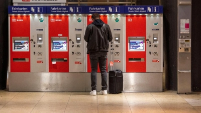 „D-Ticket“ steht auf den Monitoren von Fahrkartenautomaten im Hauptbahnhof in Köln. (Foto: Thomas Banneyer/dpa)