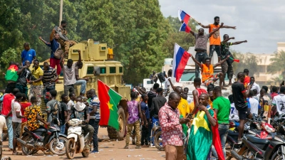 Anhänger von Hauptmann Traore jubeln mit russischen Fahnen in den Straßen von Burkina Fasos Hauptstadt Ouagadoudou. (Foto: Kilayé Bationo/AP/dpa)