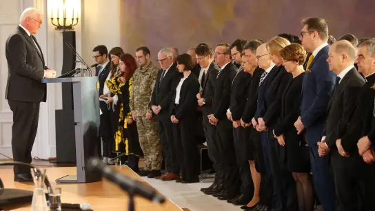 Bundespräsident Frank-Walter Steinmeier und geladene Gäste legen eine Schweigeminute für die Opfer des Ukraine-Krieges ein. (Foto: Wolfgang Kumm/dpa)