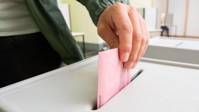 Im Landkreis Ansbach wird am 8. März die Zusammensetzung des Kreistags neu gewählt. (Symbolbild: Julian Stratenschulte/dpa/Symbolbild)