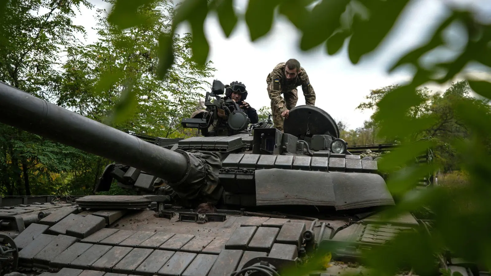 Ukrainische Soldaten auf einem T-80-Panzer bei Bachmut, den sie nach eigenen Angaben von der russischen Armee erbeutet haben. (Foto: Inna Varenytsia/AP/dpa)