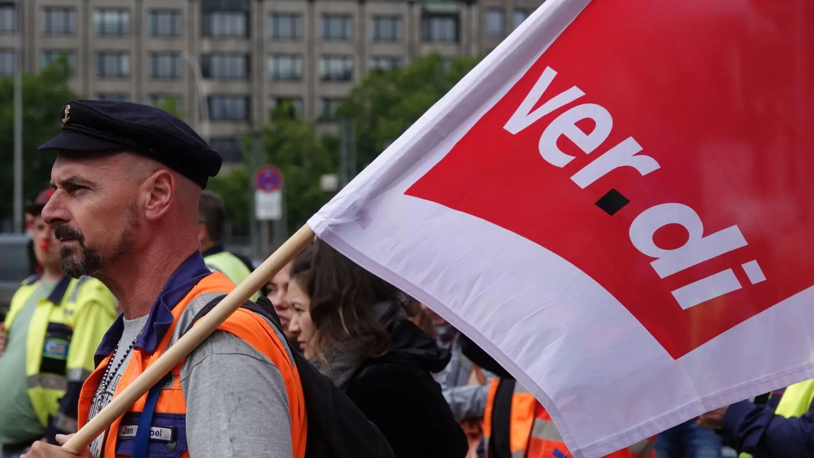 Hafen-Beschäftigte mit Verdi-Fahnen bei einem Protestzug im Mitte Juli in Hamburg. (Foto: Julian Weber/dpa)