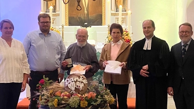 Ehrung für 70 Jahre Posaunenchorspiel in der evangelischen Kirche Unterlaimbach (von links): Heike Atz (Dekanat Markt Einersheim), Markus Wehr (Bezirkschorleiter Posaunenchorbezirk Burghaslach sowie Vizepräsident und Schatzmeister beim Verband Evangelischer Posaunenchöre Bayern), Gerhard Glemser, Dekanatskantorin Marianne Schmidt, Pfarrer Henning Hoffmann und Dekan Ivo Huber.  (Foto: Carmen Lechner)