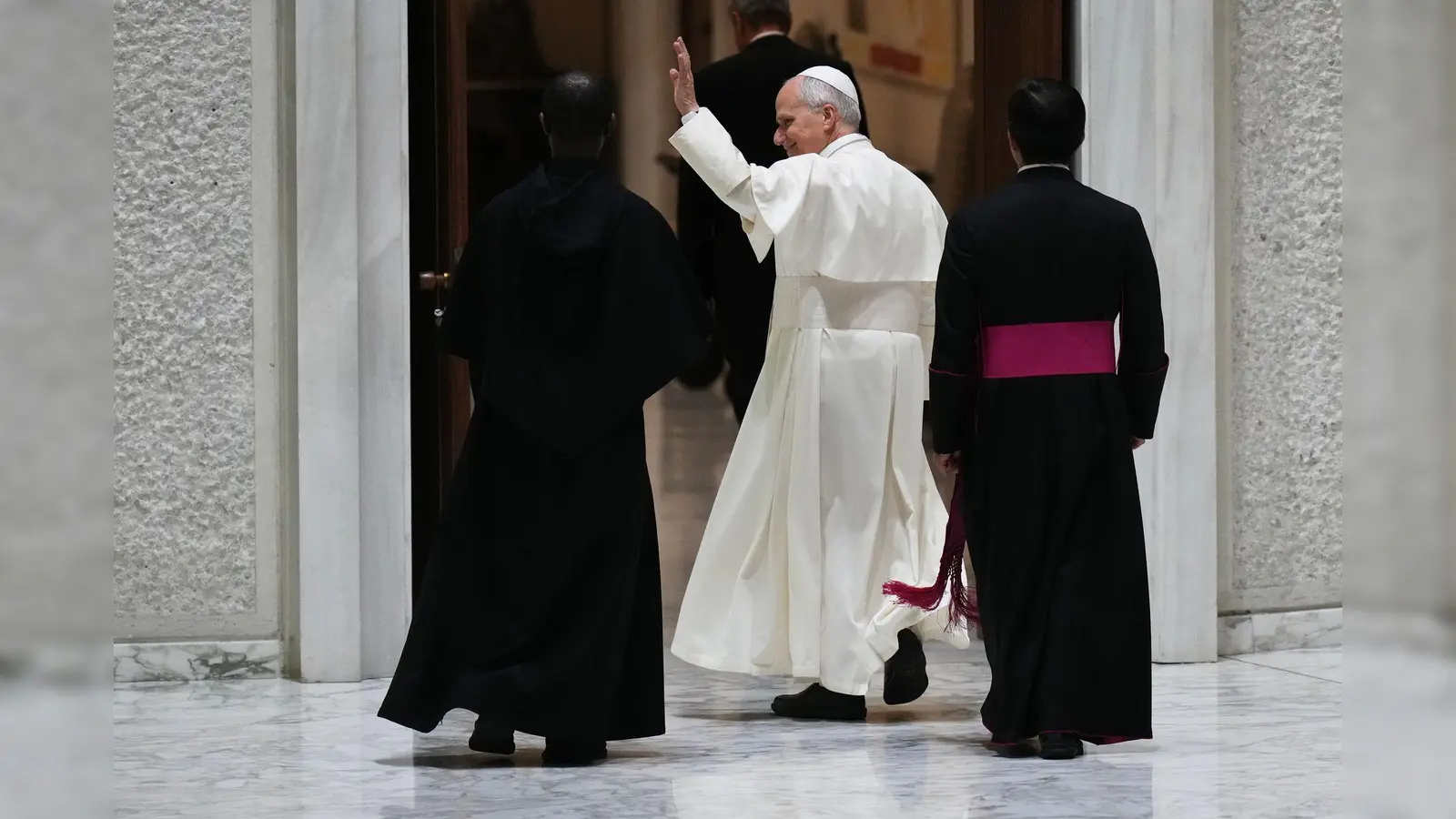 Papst Leo XIV. (M) verlässt nach einer Audienz mit den Spendern des Weihnachtsbaums und der Weihnachtskrippe, die auf dem Petersplatz aufgestellt wurden, die Halle Paul VI. im Vatikan. (Foto: Alessandra Tarantino/AP/dpa)