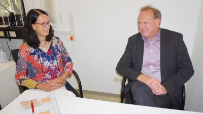 Andrea Dürr-Schmidt und Sozialreferent Holger Nießlein freuen sich, dass der Pflegestützpunkt angenommen wird. (Foto: Andrea Walke)