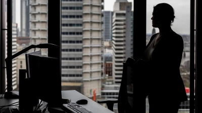 Frauen verdienen laut Statistischem Landesamt nach wie vor weniger als Männer - auch bei vergleichbarer Arbeit. (Symbolbild) (Foto: Hannes P Albert/dpa/dpa-tmn)