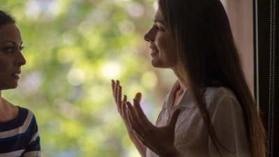 Viele kennen Situationen, in denen das Gegenüber in einen Redeschwall verfällt. Das ist oft keine Unhöflichkeit oder Desinteresse - sondern ein Mangel an echtem Kontakt. (Foto: Klaus-Dietmar Gabbert/dpa-tmn)