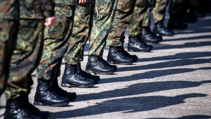Bundeswehrsoldaten stehen auf einem Platz. (Foto: Sina Schuldt/dpa/Symbolbild)