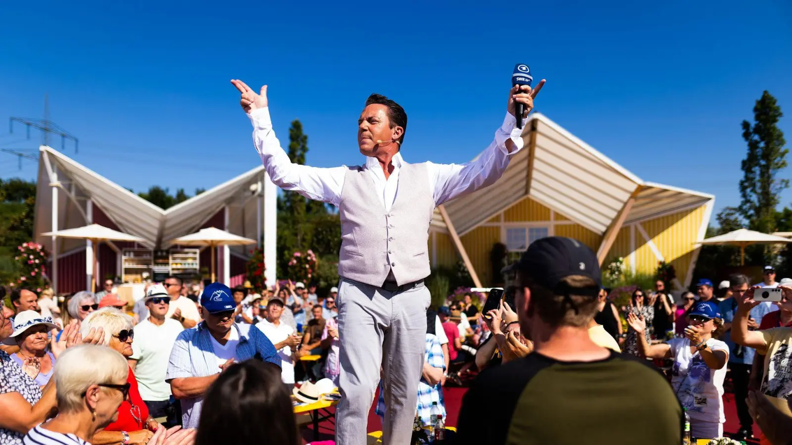 Mross will die Trauer hinter sich lassen und dem Publikum wieder einheizen. (Archivbild) (Foto: Philipp von Ditfurth/dpa)