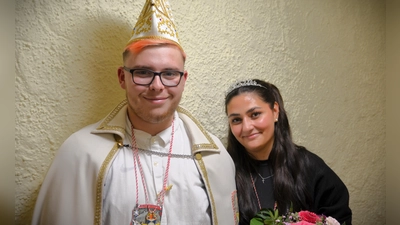 Freuen sich auf ihre Aufgabe: Laurine Gennrich und Janis Rühl, die in der Session 2025/26 die Herrschaftsinsignien der Medine tragen.  (Foto: Daniel Ganzer)